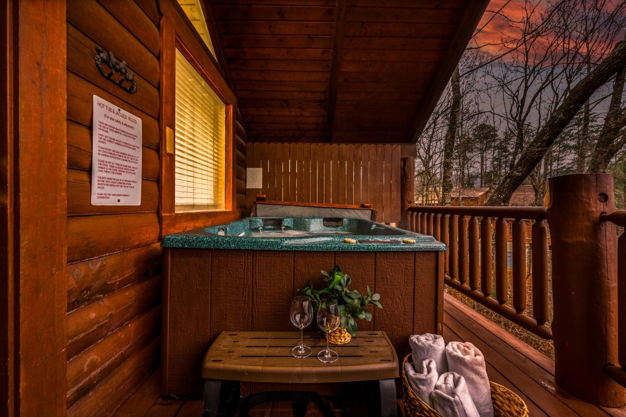 Log Cabin, Hot Tub, Fireplace, Pool Table & Views! Сев'єрвілл Екстер'єр фото