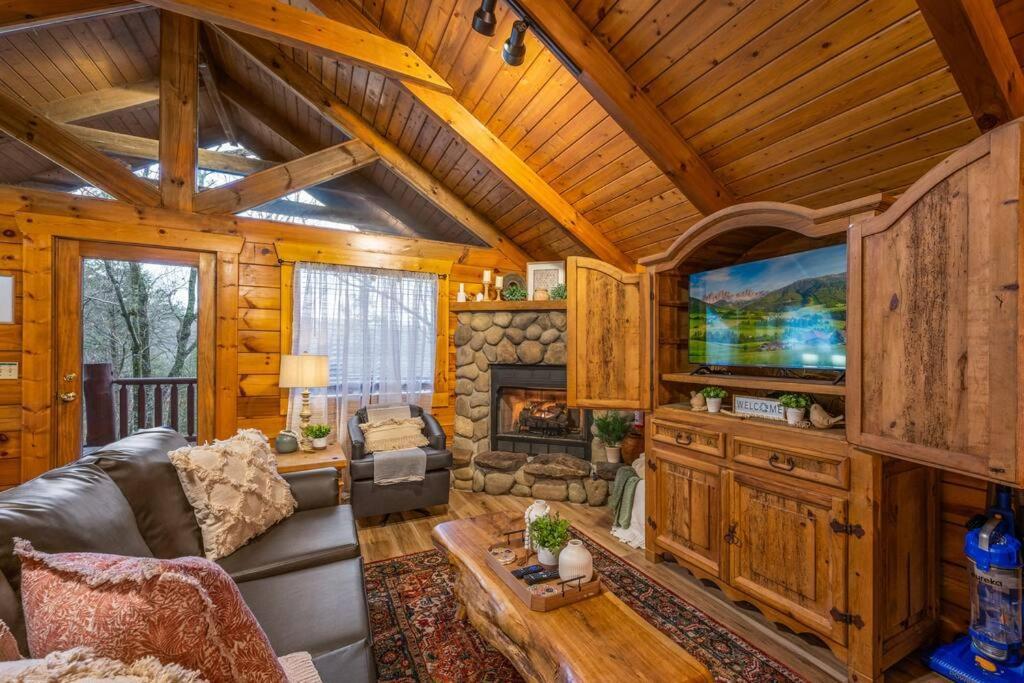 Log Cabin, Hot Tub, Fireplace, Pool Table & Views! Сев'єрвілл Екстер'єр фото