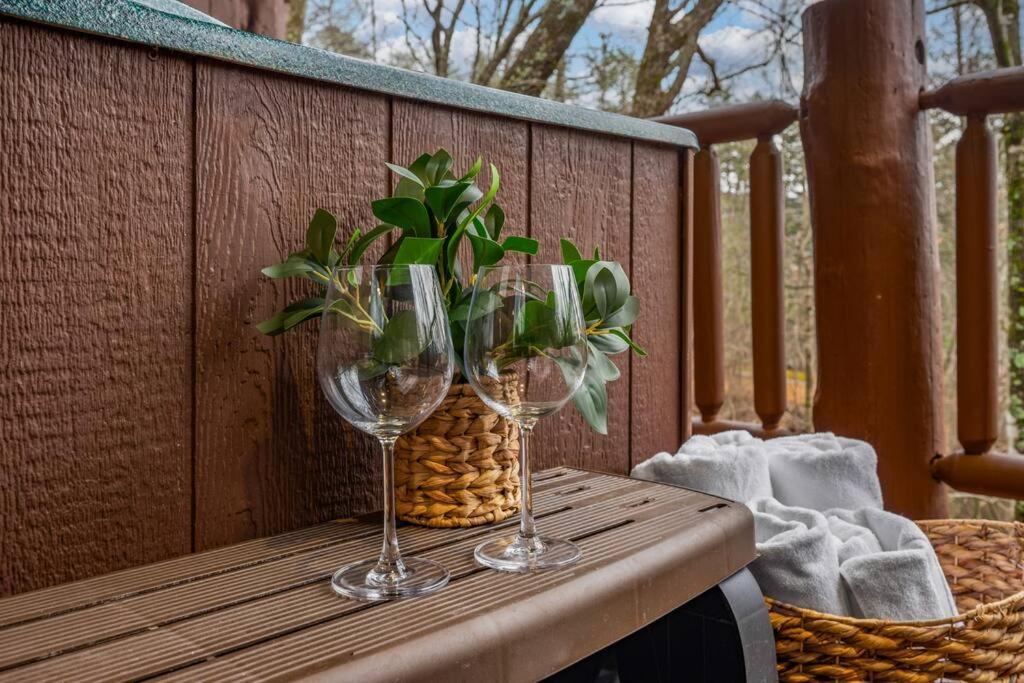 Log Cabin, Hot Tub, Fireplace, Pool Table & Views! Сев'єрвілл Екстер'єр фото