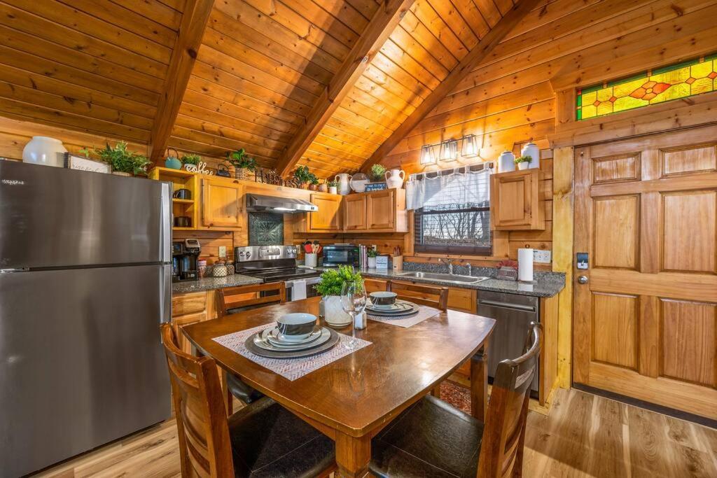 Log Cabin, Hot Tub, Fireplace, Pool Table & Views! Сев'єрвілл Екстер'єр фото