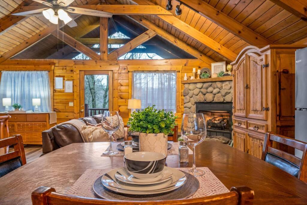 Log Cabin, Hot Tub, Fireplace, Pool Table & Views! Сев'єрвілл Екстер'єр фото