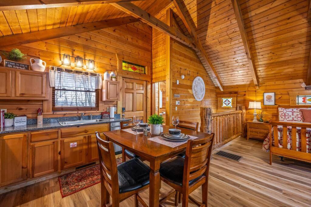 Log Cabin, Hot Tub, Fireplace, Pool Table & Views! Сев'єрвілл Екстер'єр фото