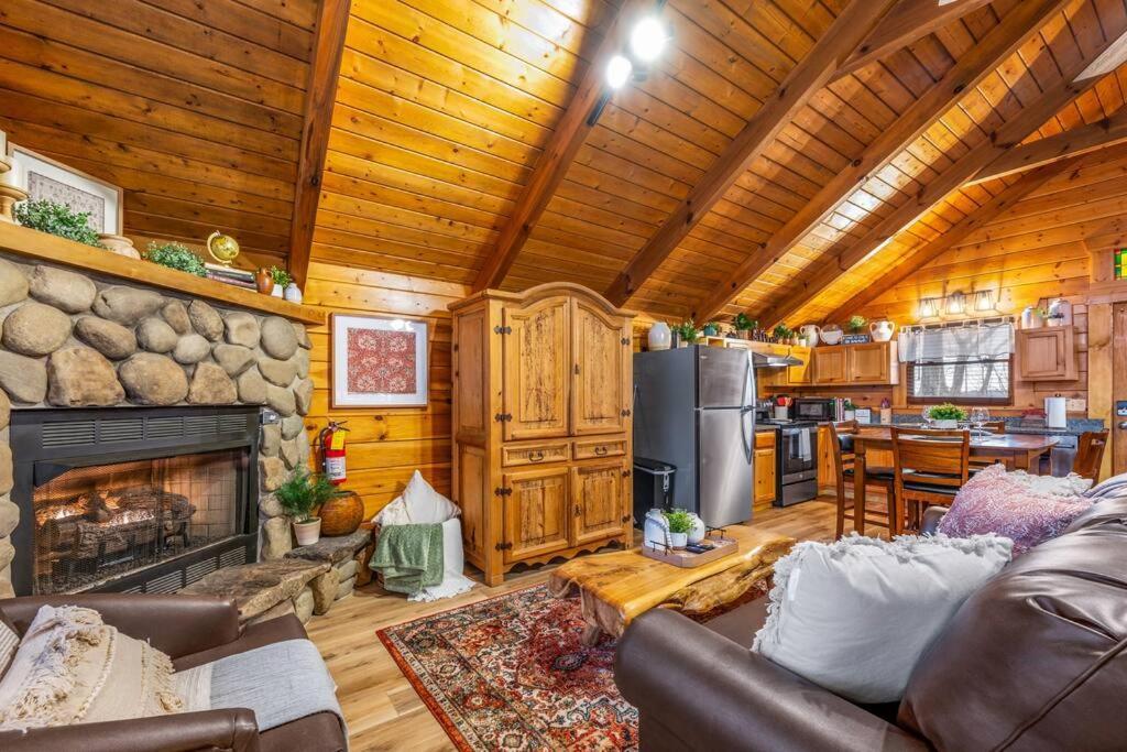 Log Cabin, Hot Tub, Fireplace, Pool Table & Views! Сев'єрвілл Екстер'єр фото