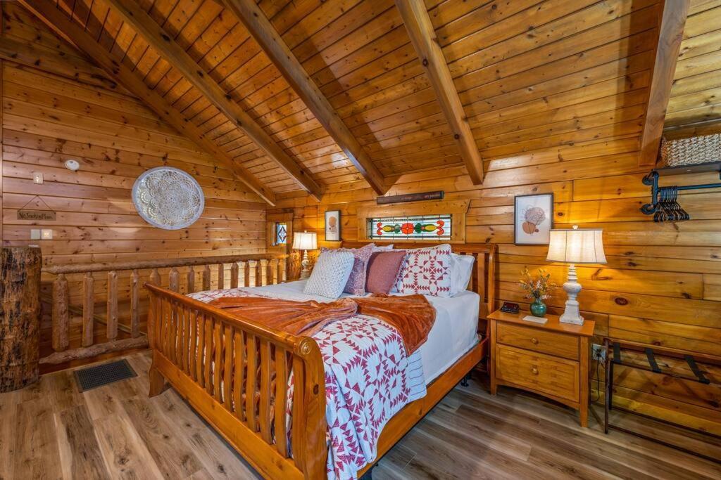 Log Cabin, Hot Tub, Fireplace, Pool Table & Views! Сев'єрвілл Екстер'єр фото