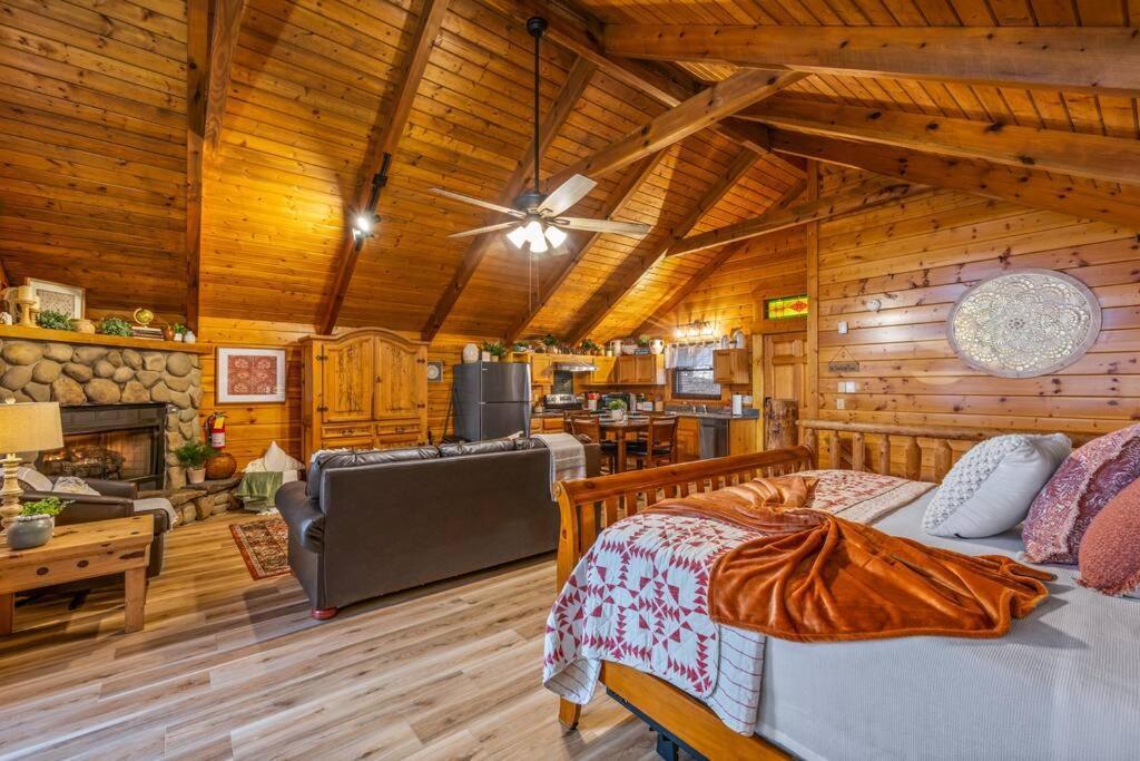 Log Cabin, Hot Tub, Fireplace, Pool Table & Views! Сев'єрвілл Екстер'єр фото
