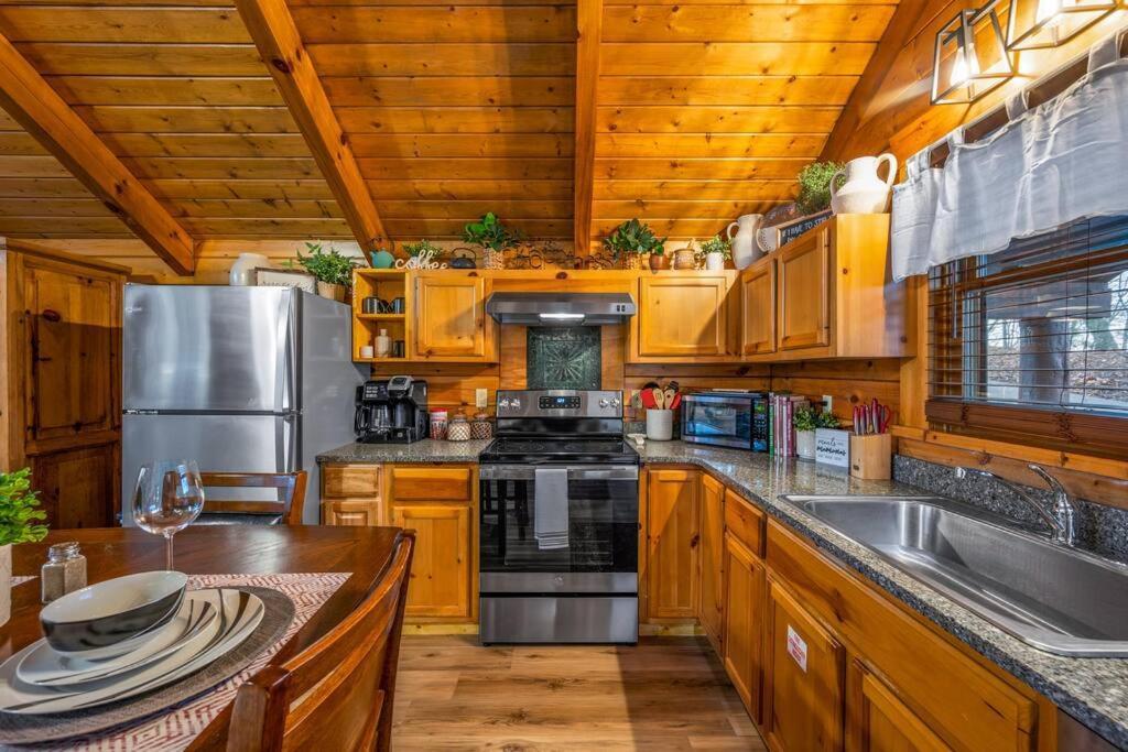 Log Cabin, Hot Tub, Fireplace, Pool Table & Views! Сев'єрвілл Екстер'єр фото