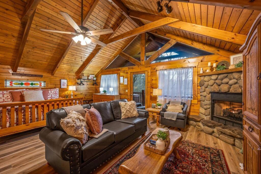 Log Cabin, Hot Tub, Fireplace, Pool Table & Views! Сев'єрвілл Екстер'єр фото
