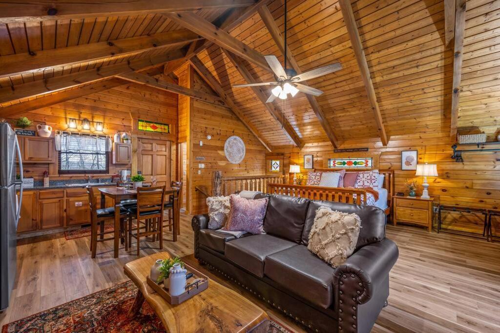 Log Cabin, Hot Tub, Fireplace, Pool Table & Views! Сев'єрвілл Екстер'єр фото