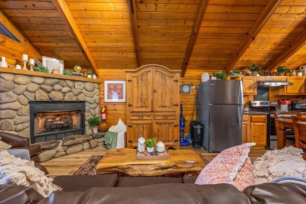 Log Cabin, Hot Tub, Fireplace, Pool Table & Views! Сев'єрвілл Екстер'єр фото