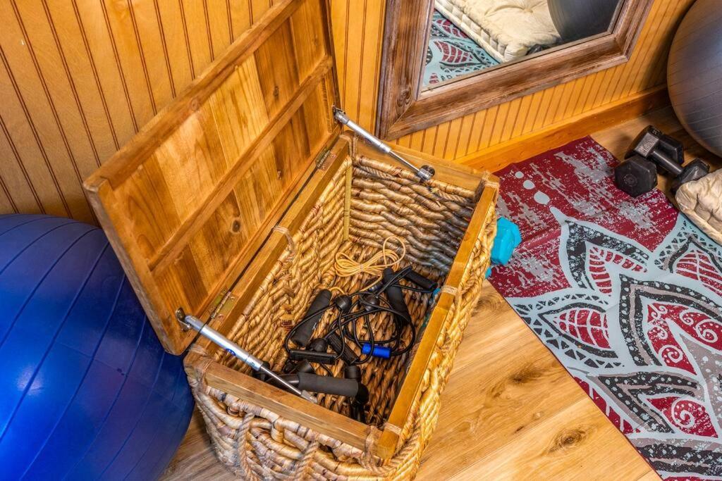 Log Cabin, Hot Tub, Fireplace, Pool Table & Views! Сев'єрвілл Екстер'єр фото