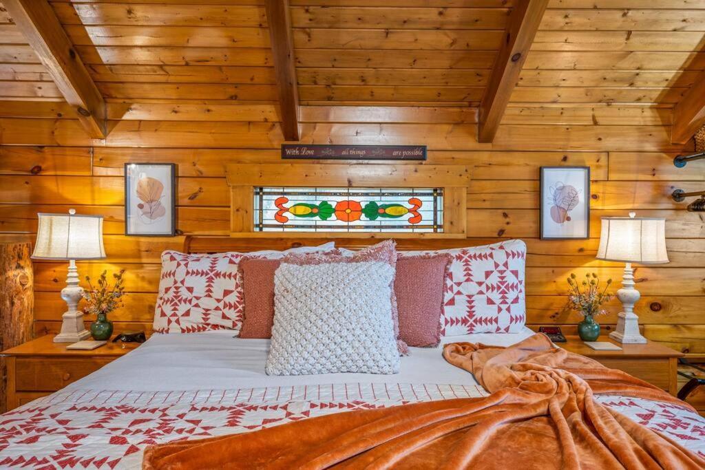 Log Cabin, Hot Tub, Fireplace, Pool Table & Views! Сев'єрвілл Екстер'єр фото