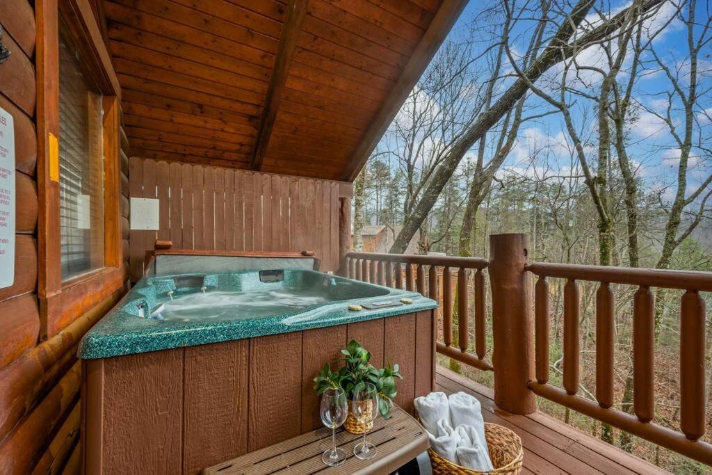 Log Cabin, Hot Tub, Fireplace, Pool Table & Views! Сев'єрвілл Екстер'єр фото