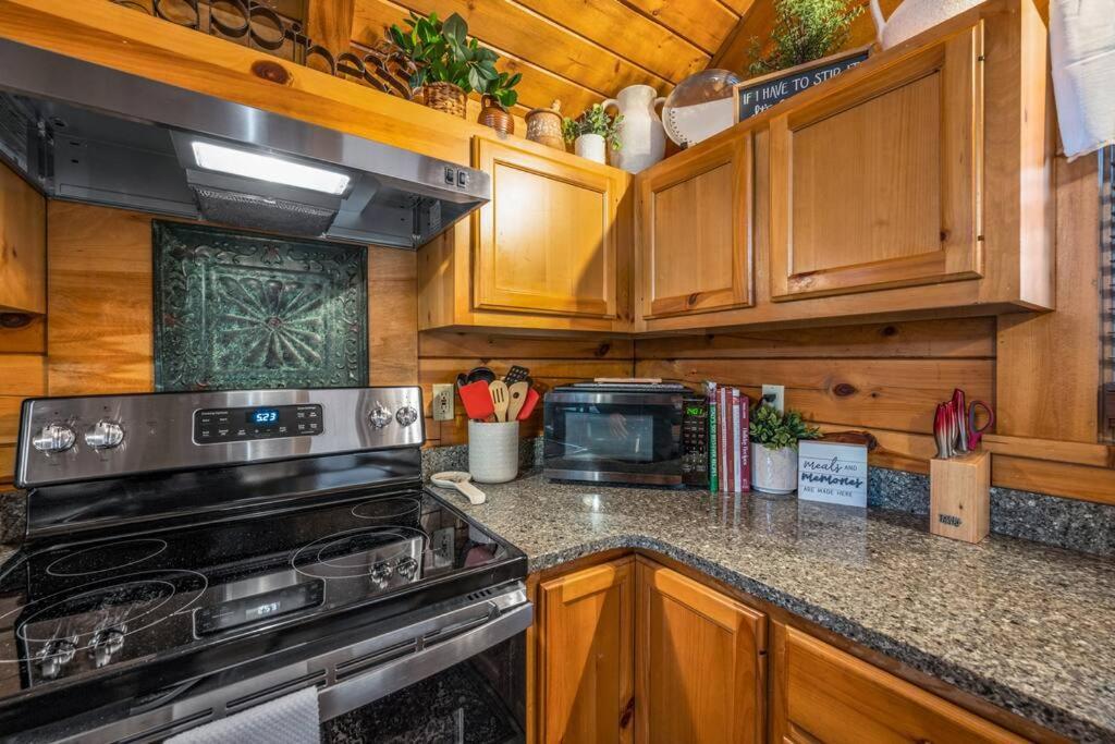 Log Cabin, Hot Tub, Fireplace, Pool Table & Views! Сев'єрвілл Екстер'єр фото