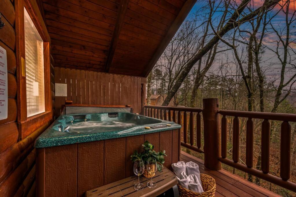 Log Cabin, Hot Tub, Fireplace, Pool Table & Views! Сев'єрвілл Екстер'єр фото